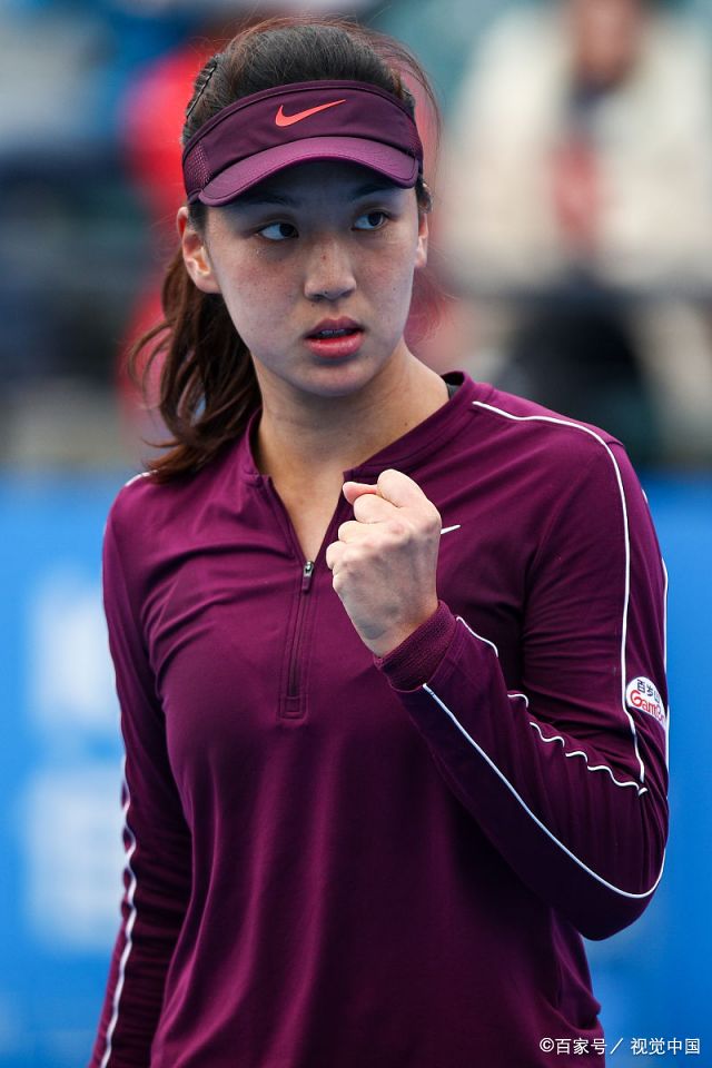 图为深圳网球公开赛女单次轮的比赛中,王欣瑜握拳为自己鼓劲!